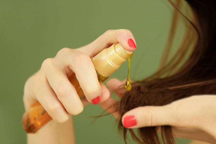 روغن‌های طبیعی گزینه‌ای ایده‌آل برای بازگرداندن درخشش موها محسوب می‌شوند.